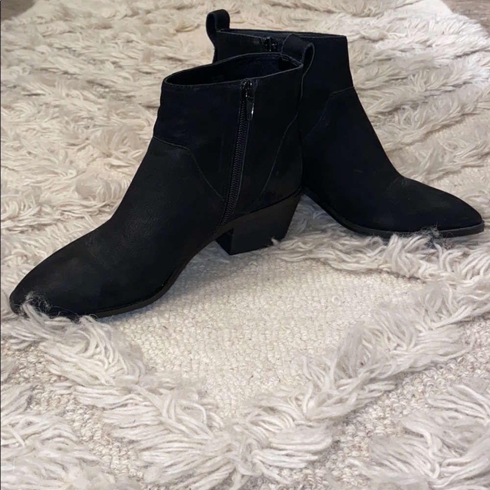 “So-vixen” Sole Society black ankle booties